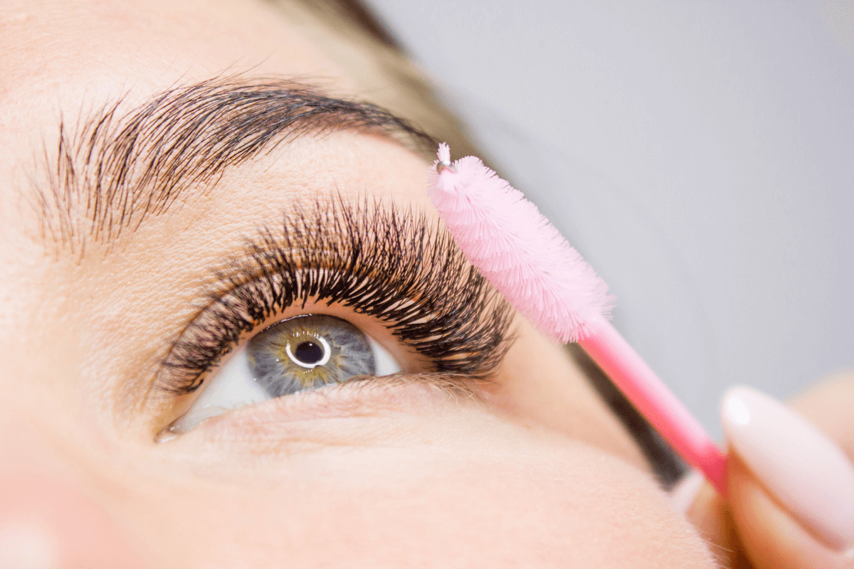Classic Hybrid Volume Eyelash Extensions in Dubai